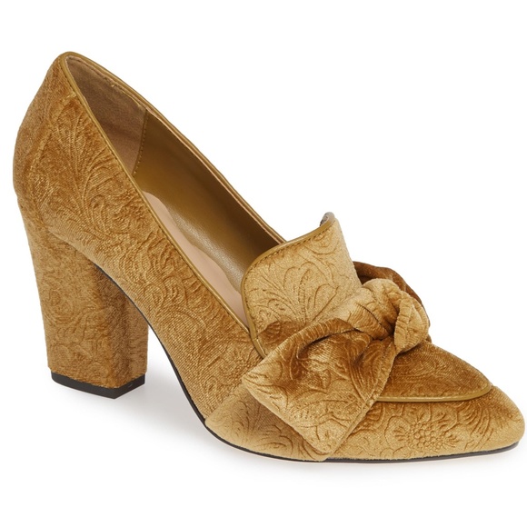 bella vita gala ii velvet pumps